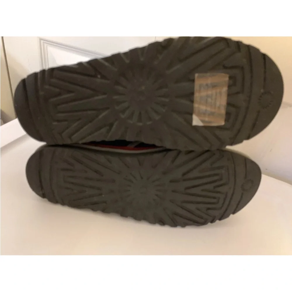 UGG mens sz 11 neumel suede chukka boots Black,‎ red and gray Shoes color block